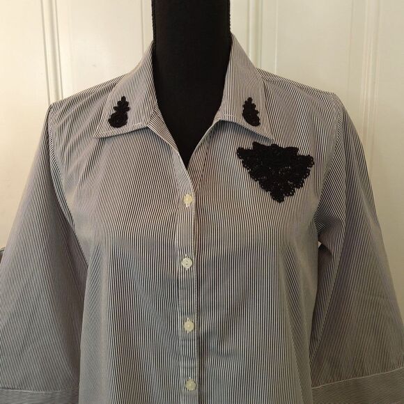 Las olas black and white striped 3/4 sleeve blouse with lace trim hem - Picture 2 of 12